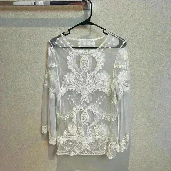 Tops - Woman’s embroidered lace top size medium
